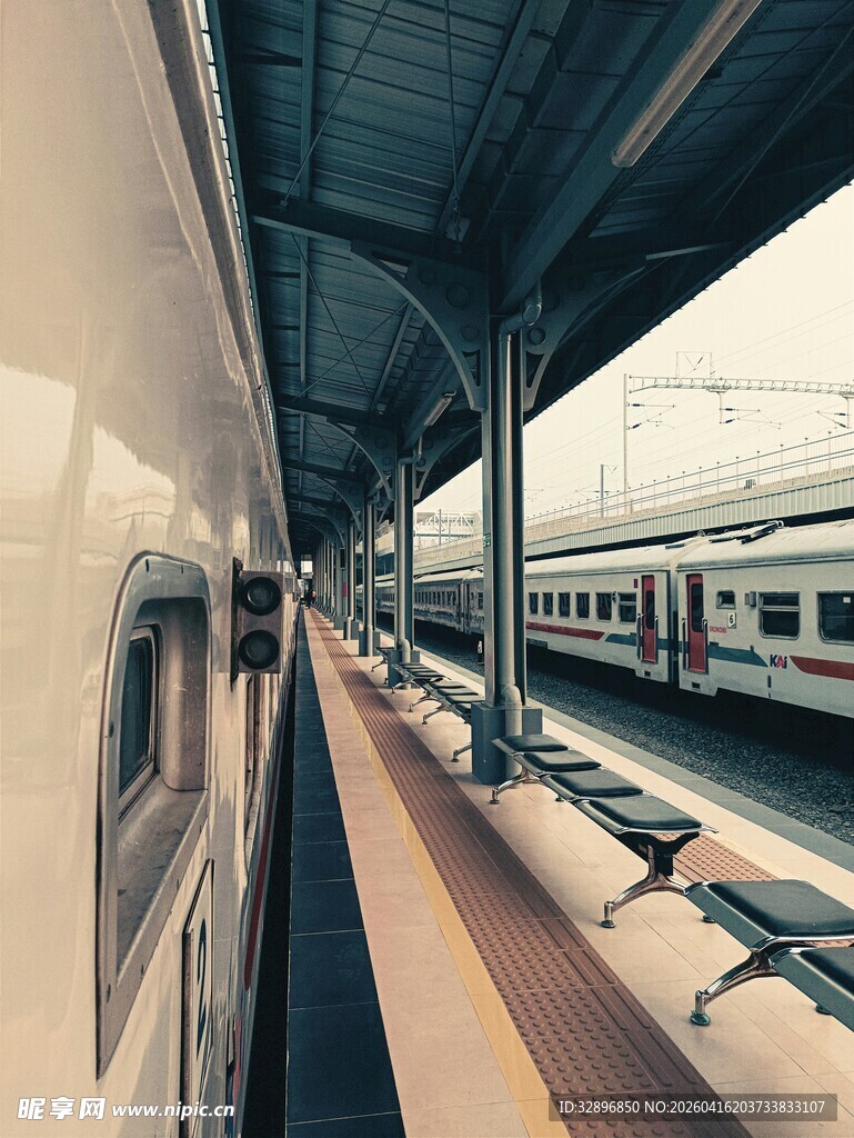 火车站台两列列车相对停靠