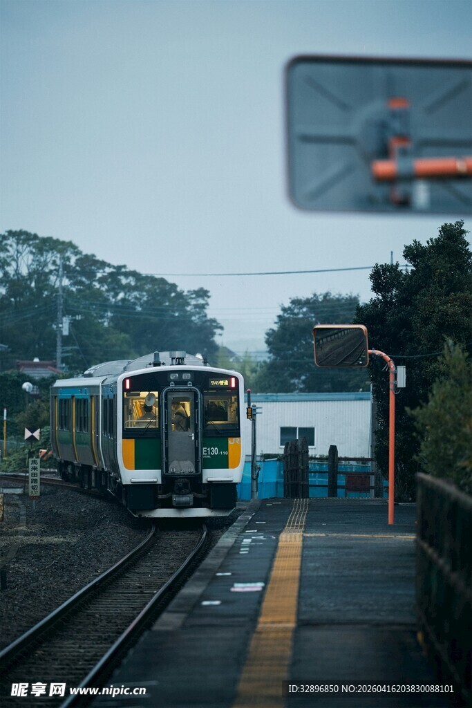 火车站台的列车景象