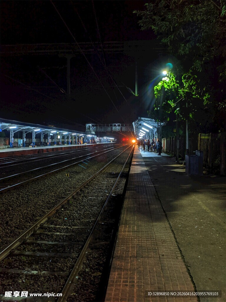 夜晚站台的列车光影