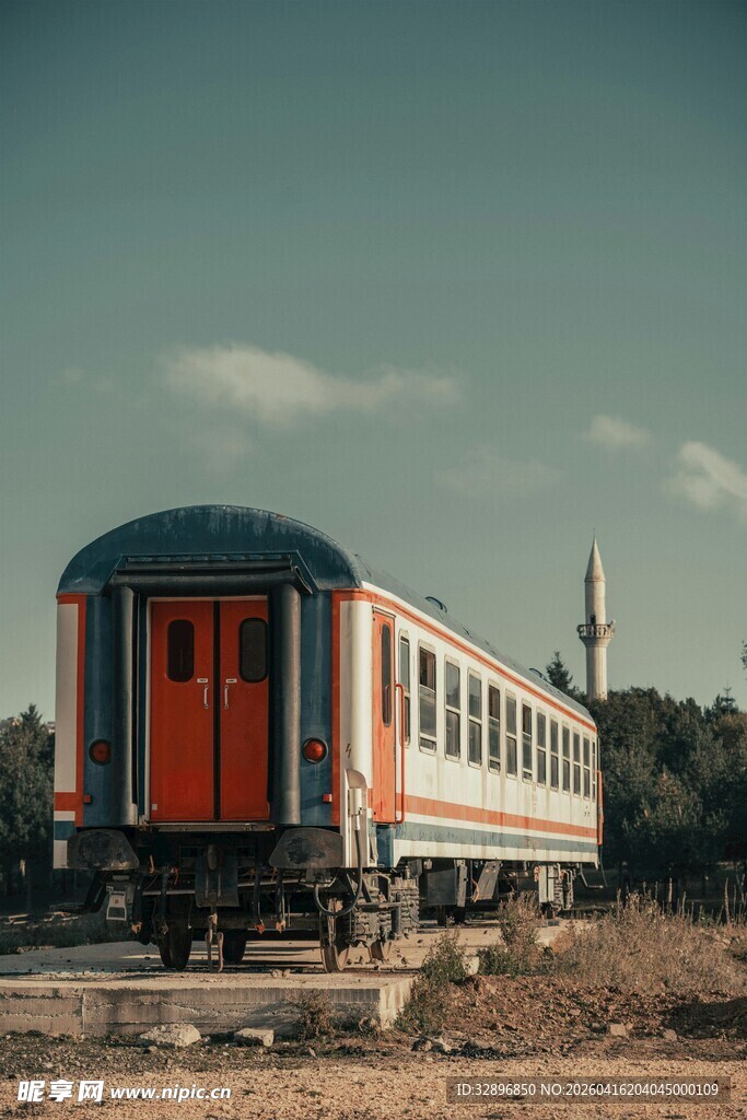 复古火车停在空旷之地