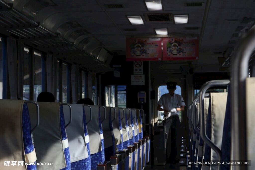 公交车内部座椅及空间景象