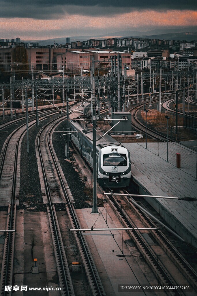 城市铁轨上的行驶列车