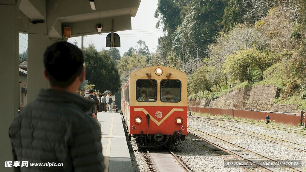 男子站台望复古列车