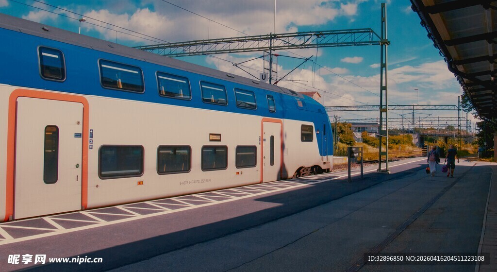 车站旁停靠的现代列车