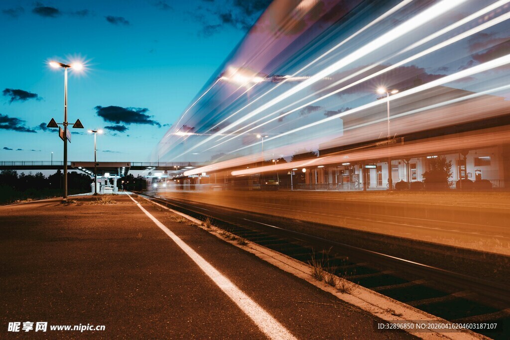 夜晚公路上的车辆光影轨迹