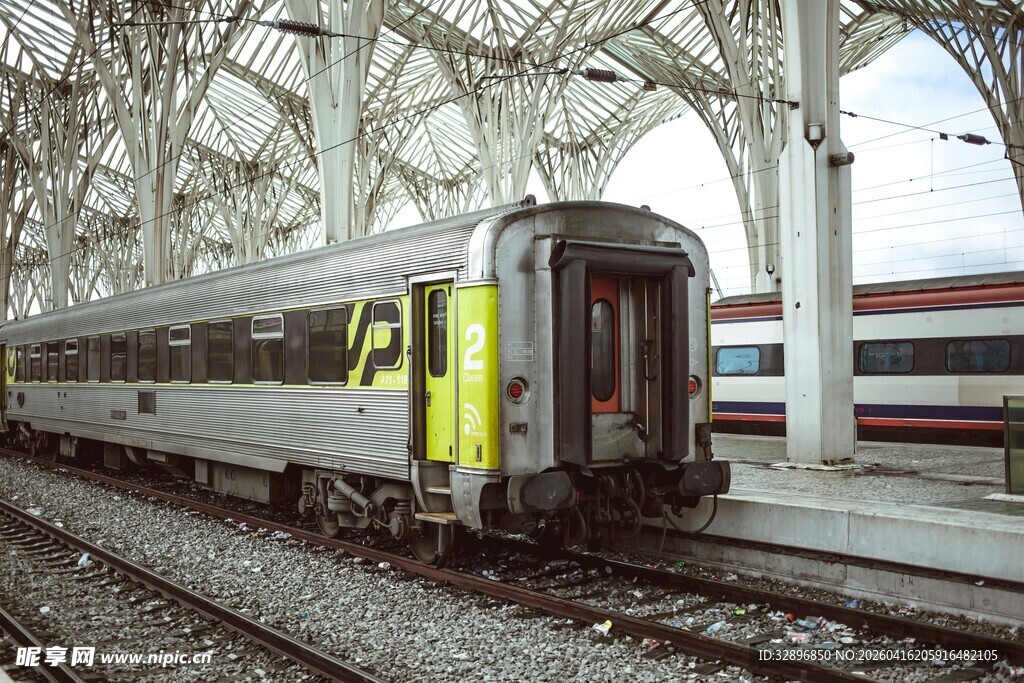 火车站内停靠的银色列车