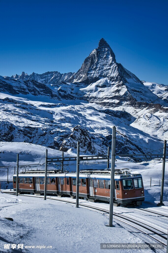 雪山旁的列车美景