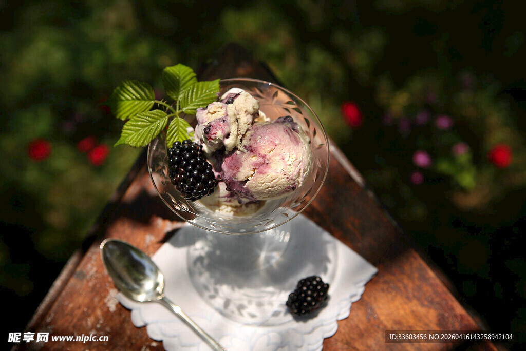 木碗中的野果与绿叶