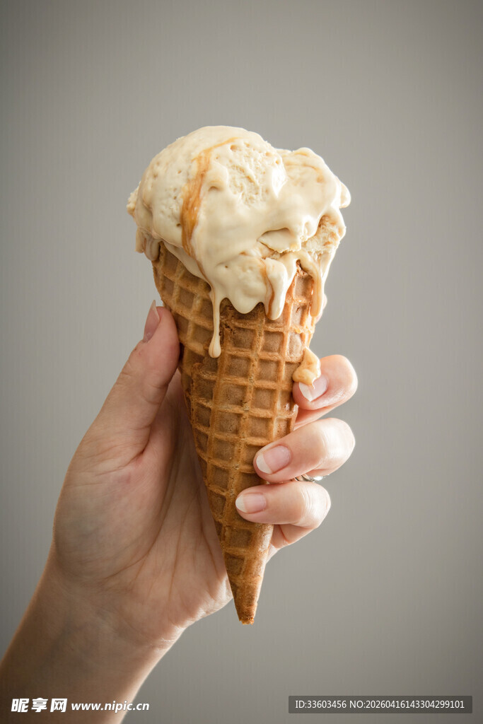 手持美味冰淇淋甜筒