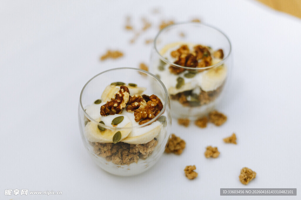玻璃杯中的坚果酸奶甜点