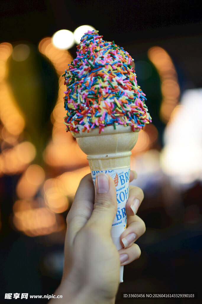 手持多彩糖粒冰淇淋