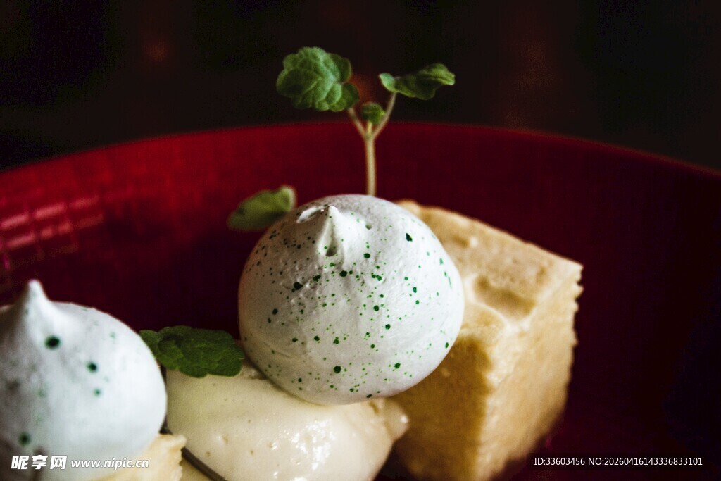 精致甜点配绿植装饰