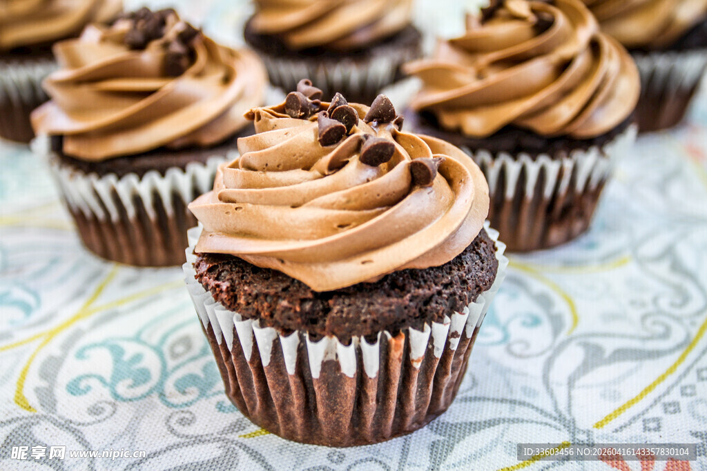 美味巧克力裱花纸杯蛋糕