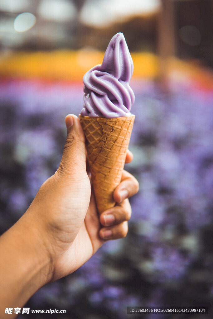 手捧薰衣草味冰淇淋