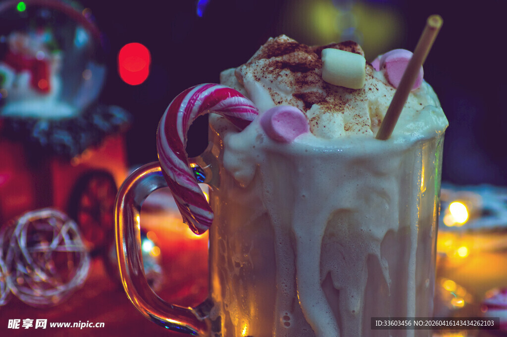 圣诞热饮装于复古马克杯