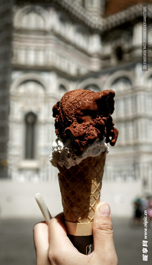 手持美味巧克力冰淇淋