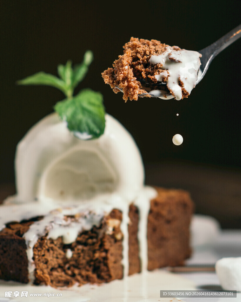 美味巧克力蛋糕搭配奶油