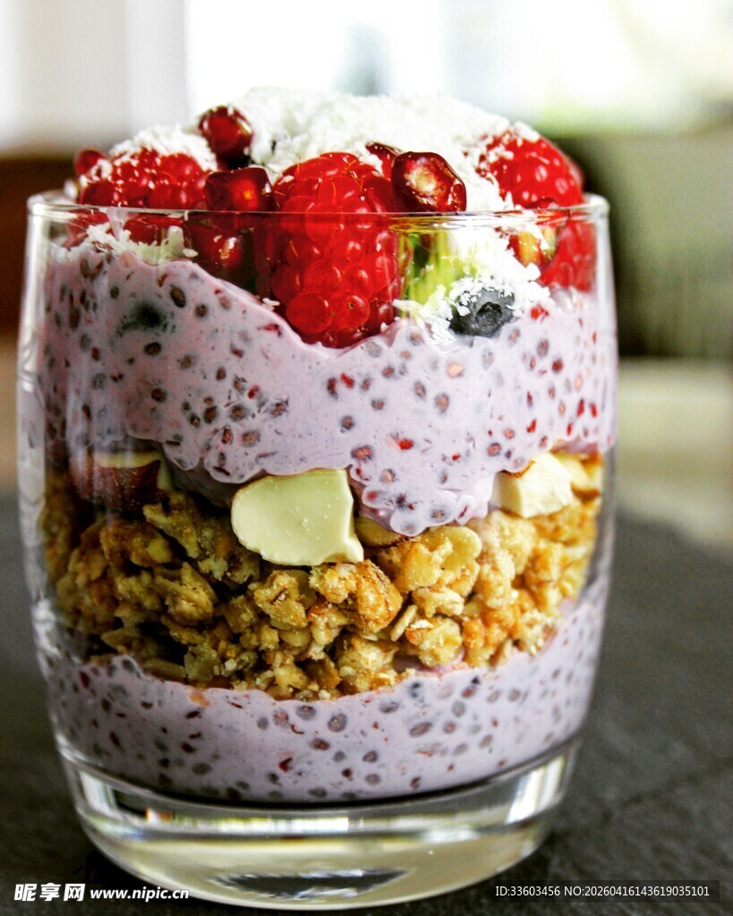 莓果酸奶谷物杯