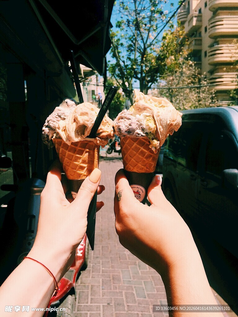 街头畅享美味冰淇淋