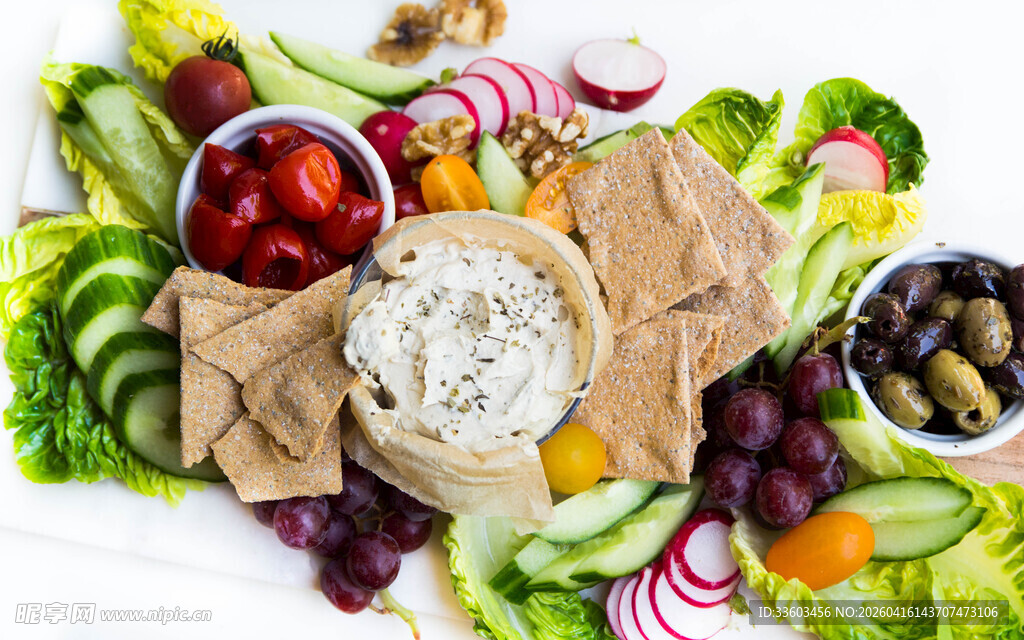 新鲜多样蔬菜搭配奶酪