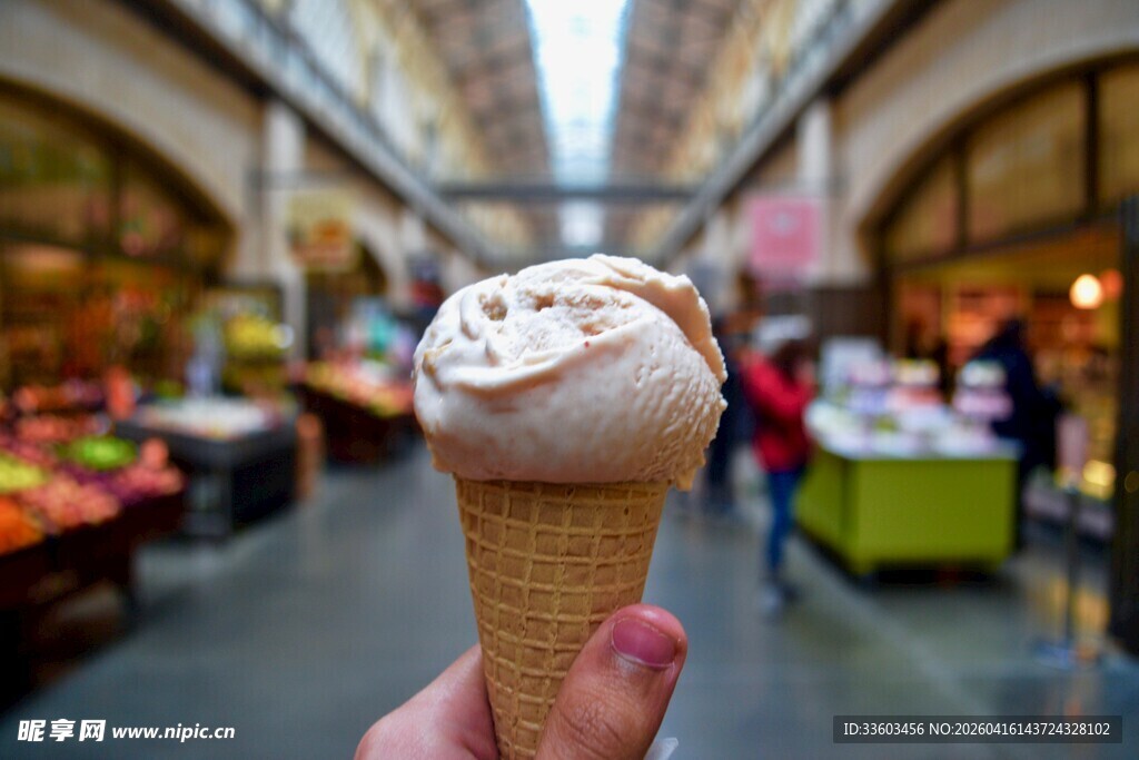 街头手持美味冰淇淋