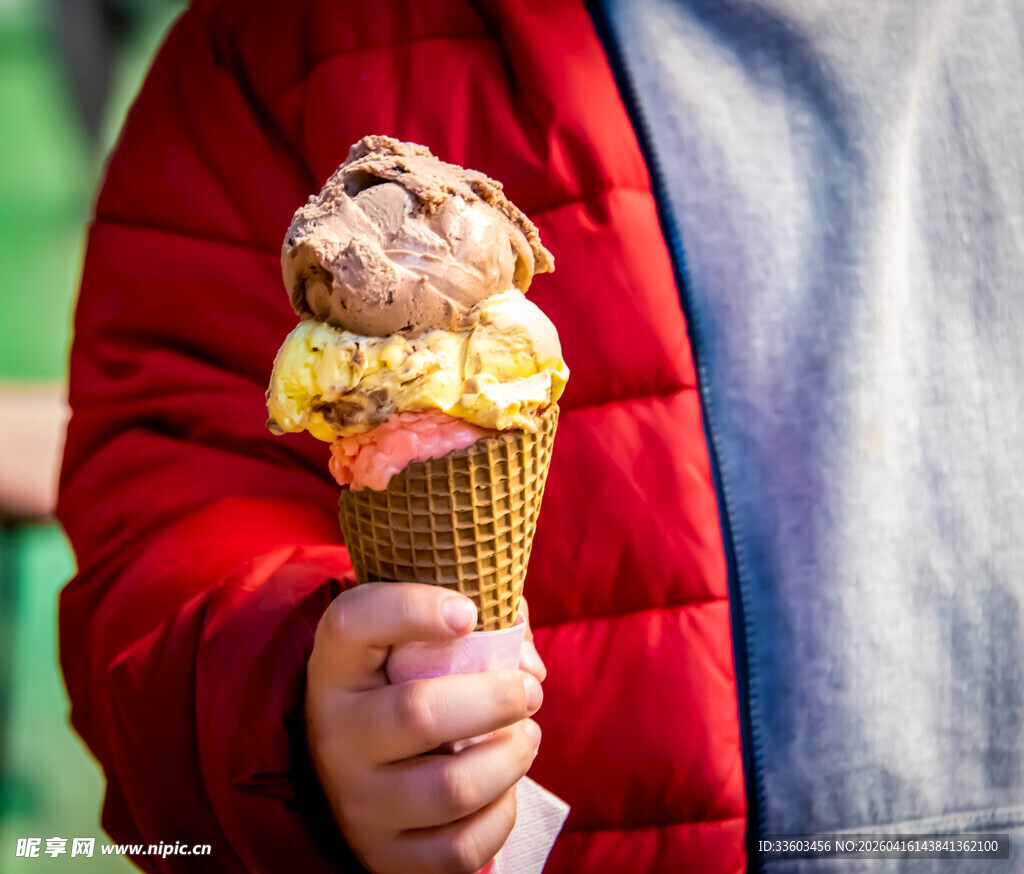 手持美味冰淇淋的温暖瞬间