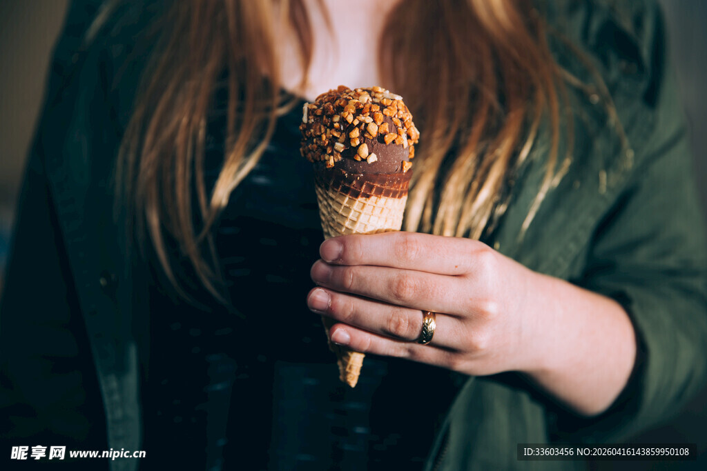 手持美味冰淇淋的女性
