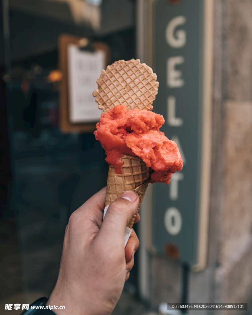 手持美味草莓冰淇淋
