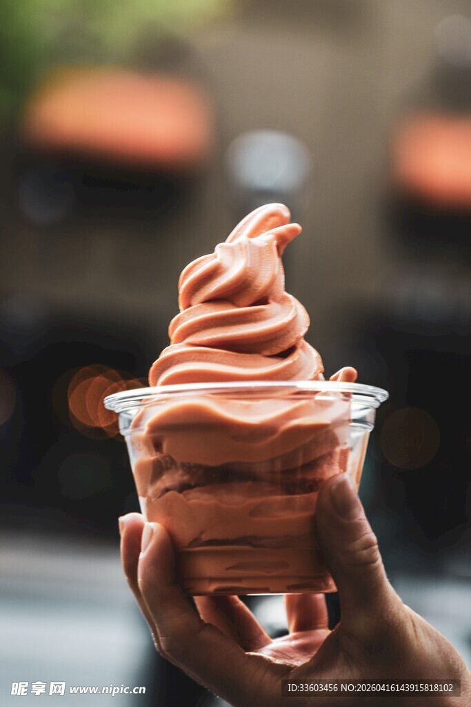 手持粉色软质冰淇淋