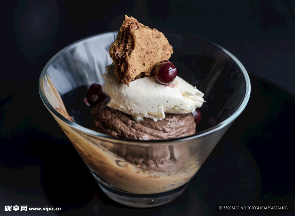 精致巧克力冰淇淋甜品