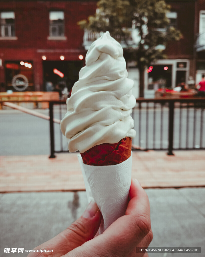 手持美味冰淇淋甜筒