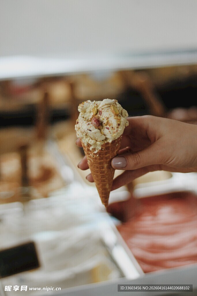 手拿美味糕点特写