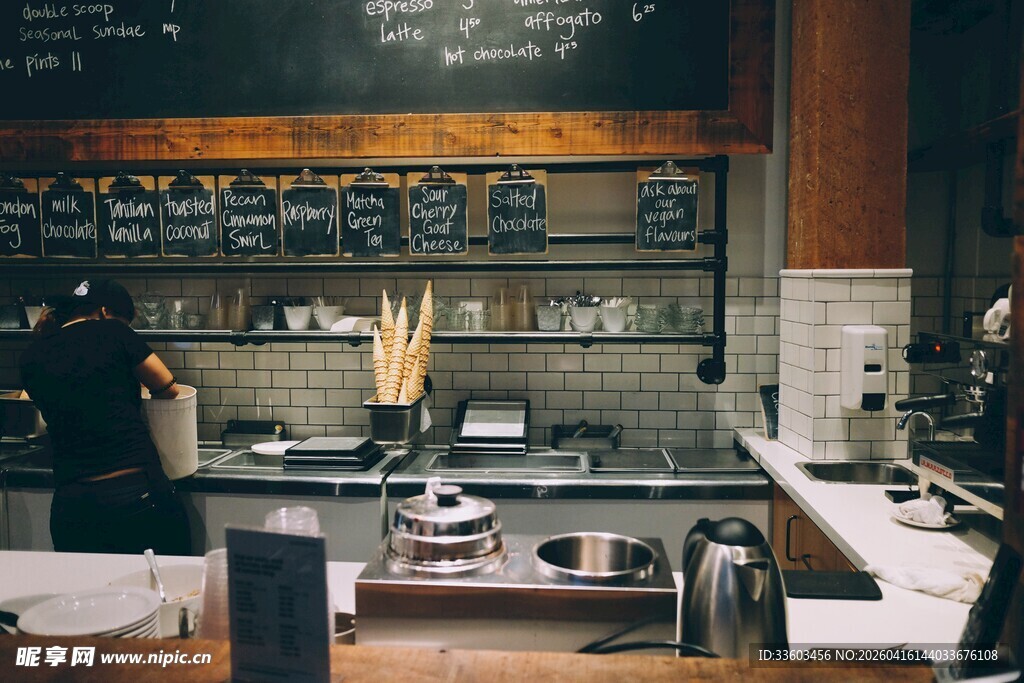 复古风格的温馨咖啡店场景