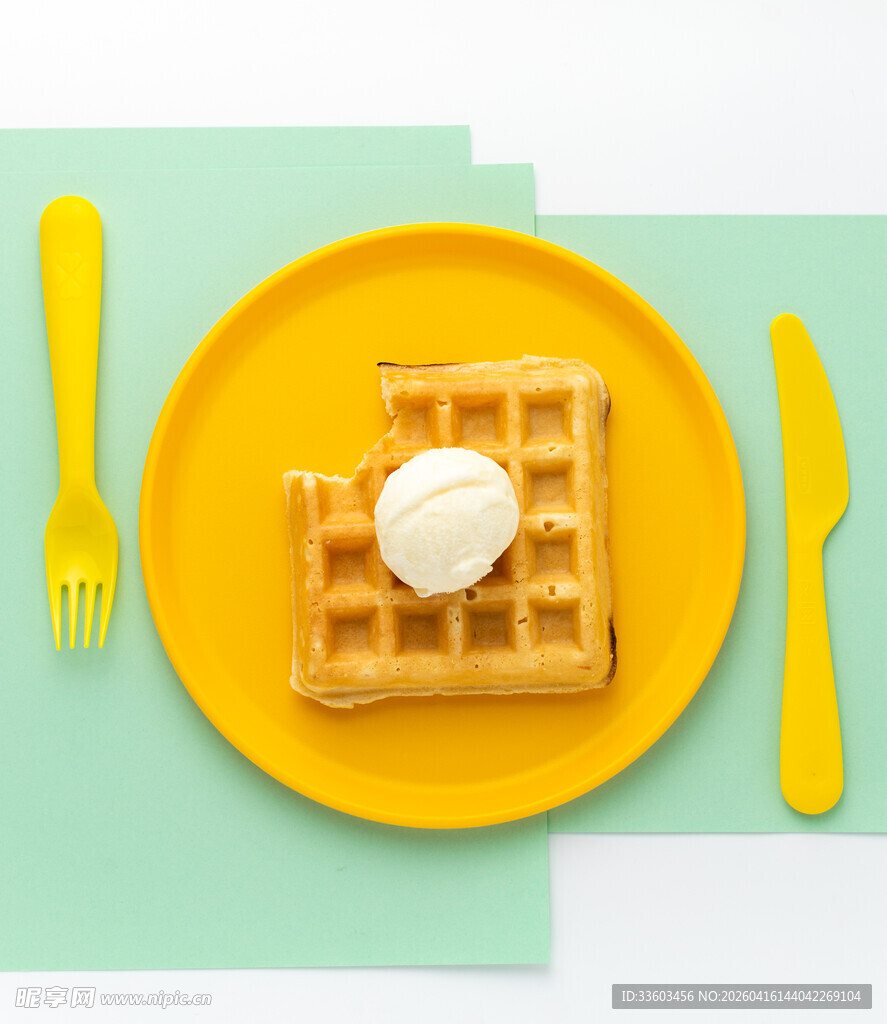 华夫饼配奶油与黄餐具