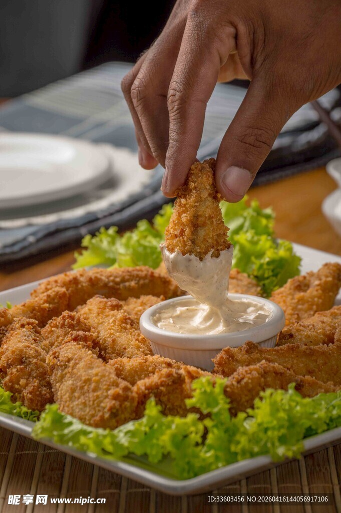 手取炸物蘸酱摆盘瞬间