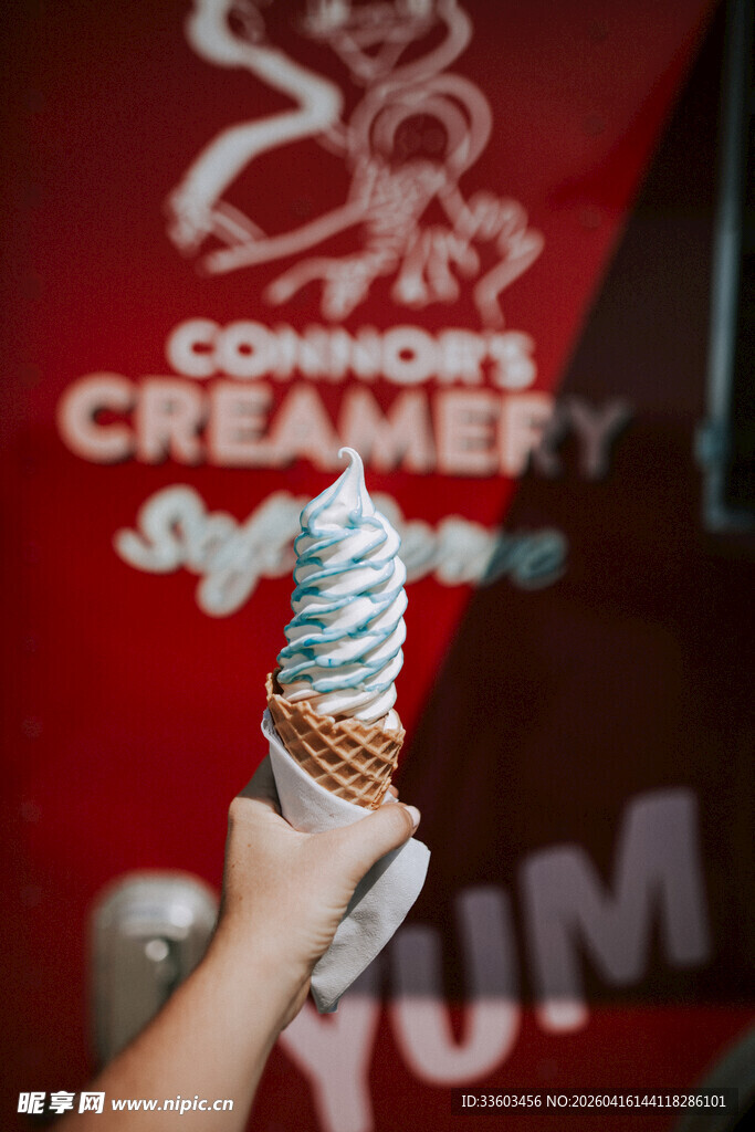 手持冰淇淋展示