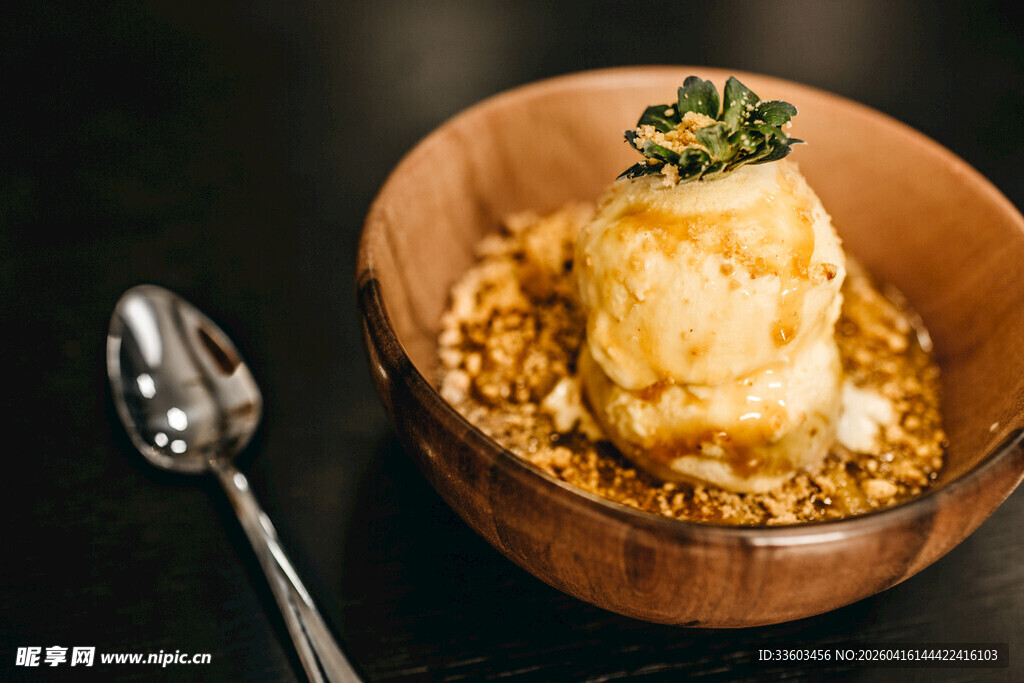 木碗中的美味冰淇淋配谷物