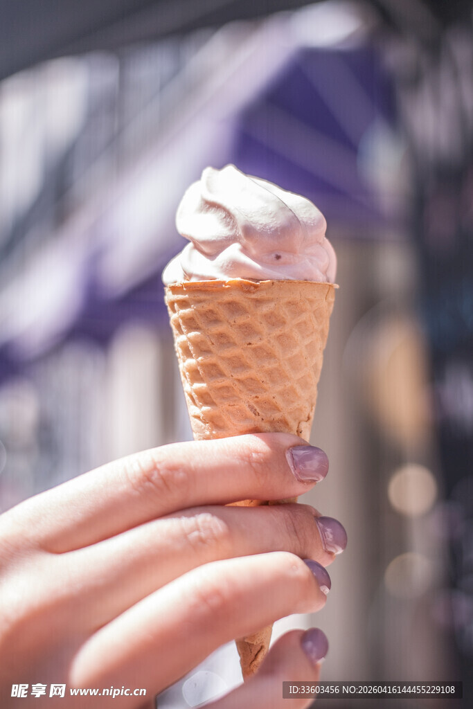 手持甜筒冰淇淋特写