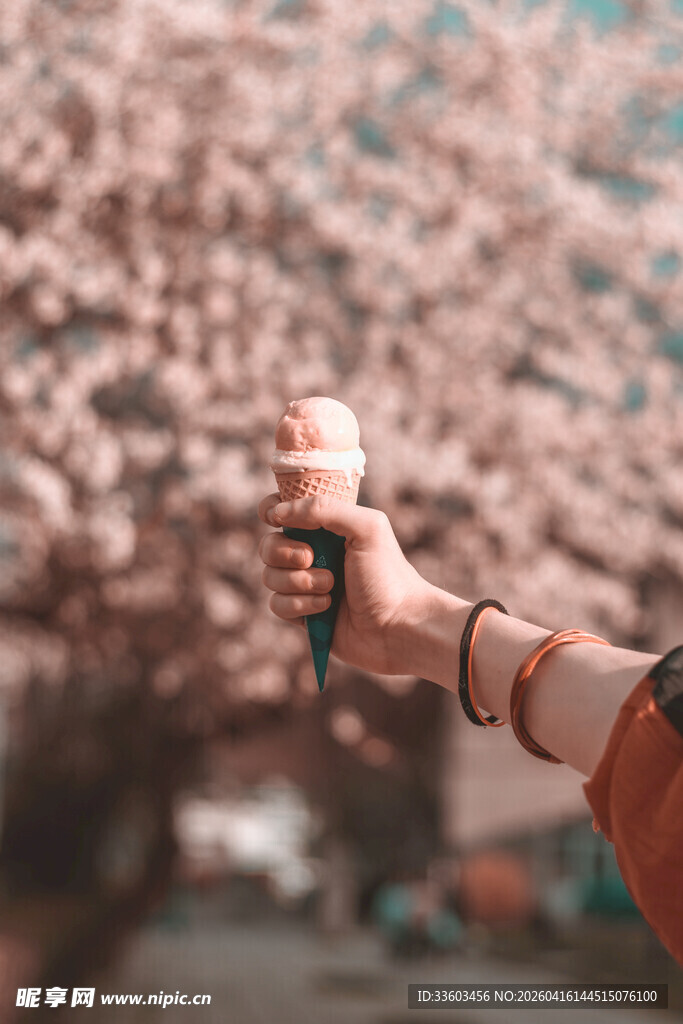 手捧冰淇淋赏烂漫樱花