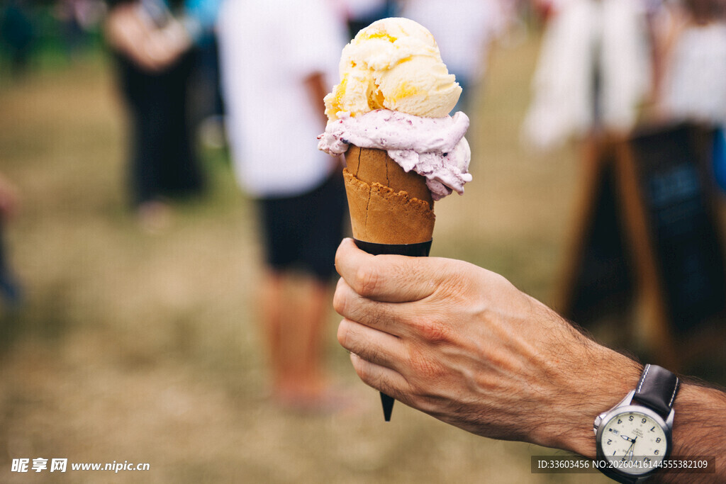 手持冰淇淋的户外场景
