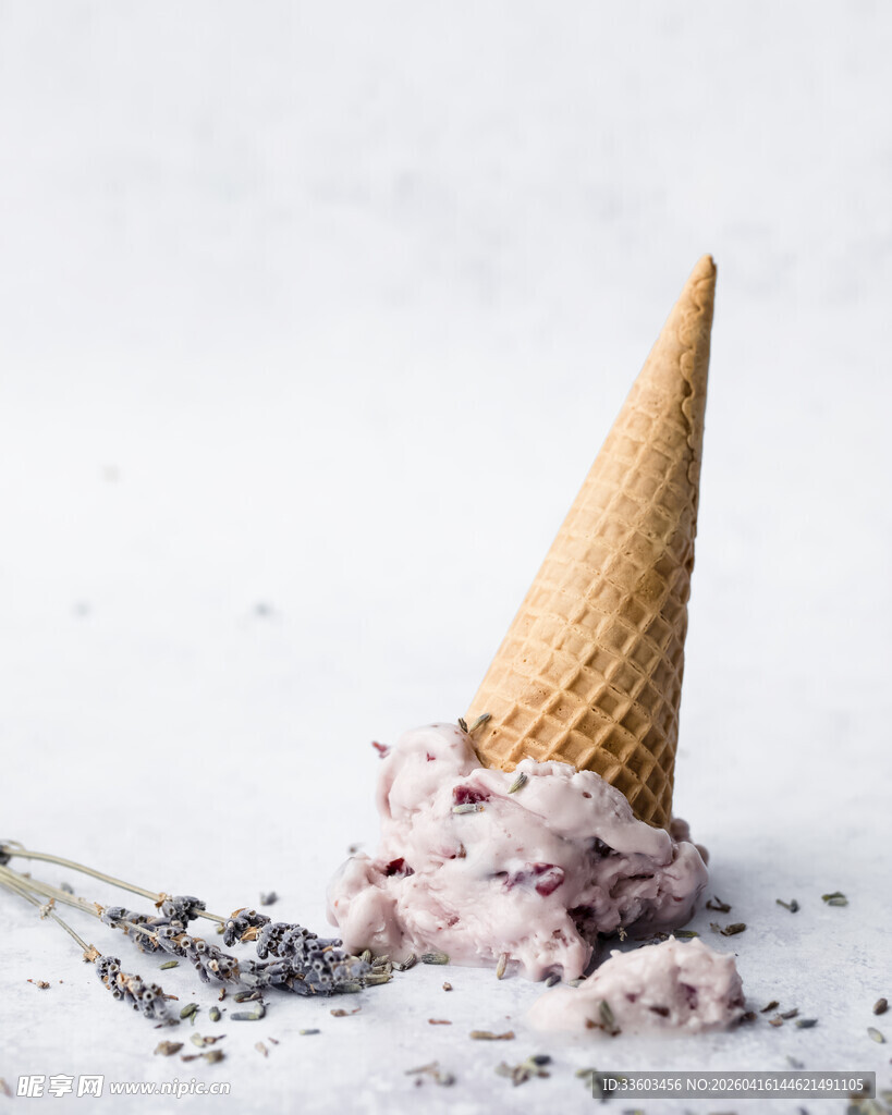 薰衣草冰淇淋甜筒掉落