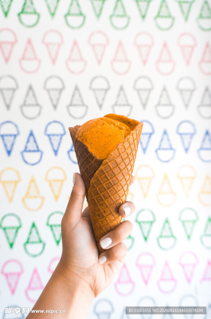 手持冰淇淋甜筒