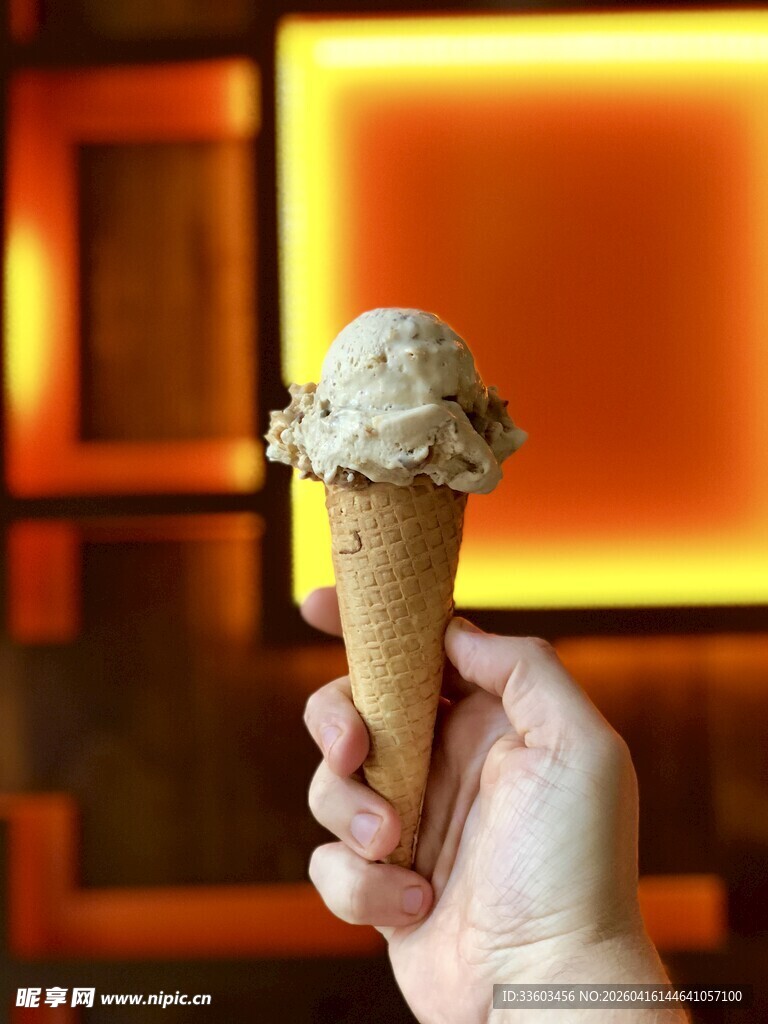 手持美味冰淇淋特写