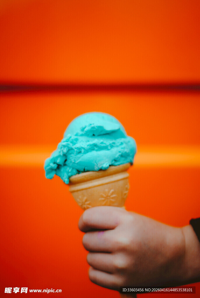 手持蓝冰淇淋甜筒