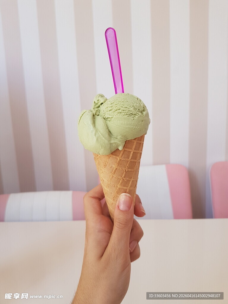 手捧抹茶冰淇淋甜筒