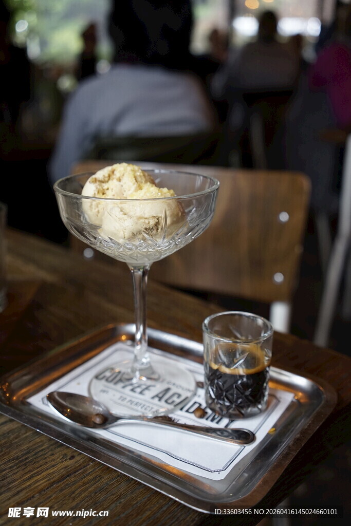 精致甜品搭配小杯饮品