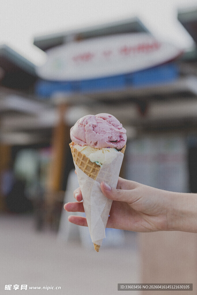 手持美味粉色冰淇淋