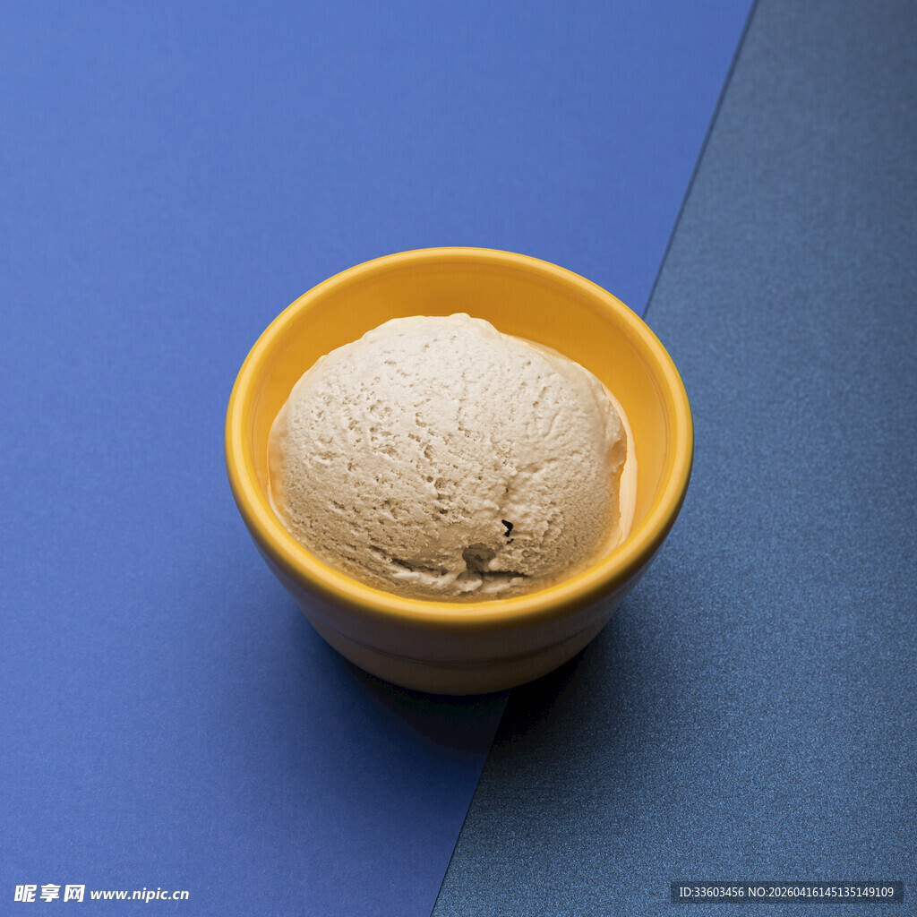 黄色碗中的美味冰淇淋