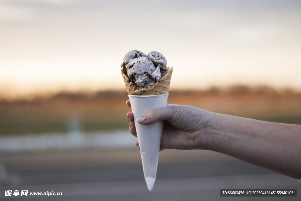 手持美味冰淇淋特写