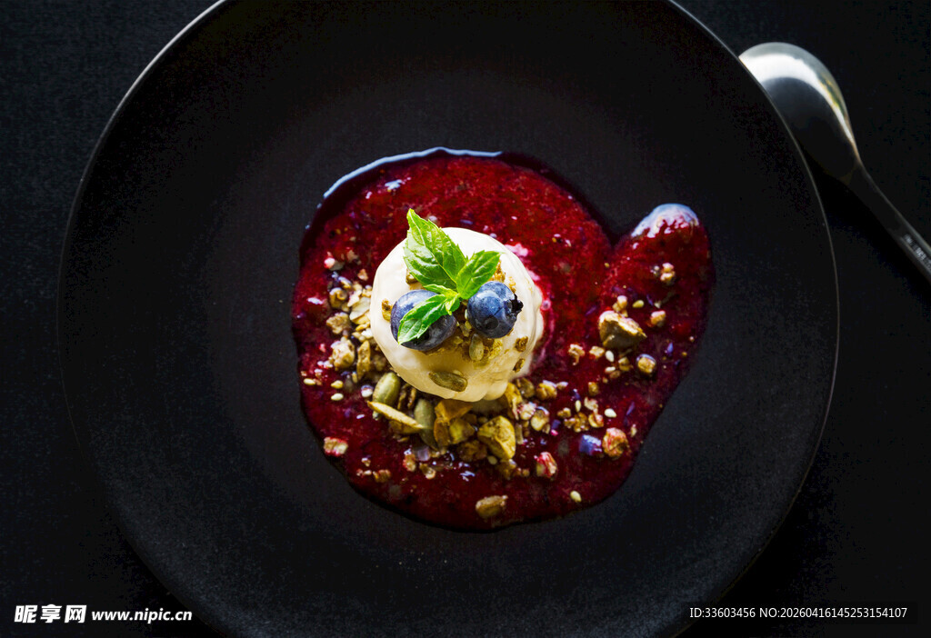 精致摆盘的创意料理